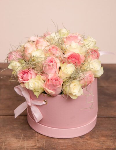 Boite de roses blanches et roses